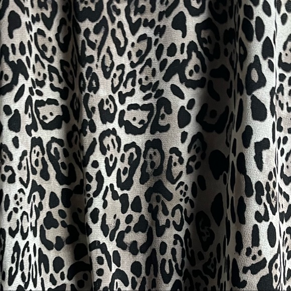 E&M COLLECTION ANIMAL PRINT TIE FRONT SLEEVELESS BLOUSE SIZE LARGE PREOWNED - Picture 2 of 7